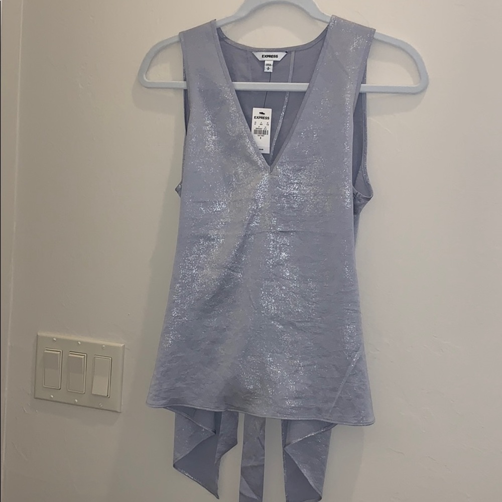 Polyester Express top with subtle shine and tie